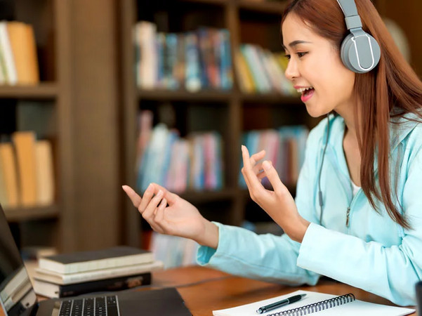 Luyện nghe đều đặn mỗi ngày sẽ giúp bạn làm quen với tốc độ nói thật và cải thiện phản xạ