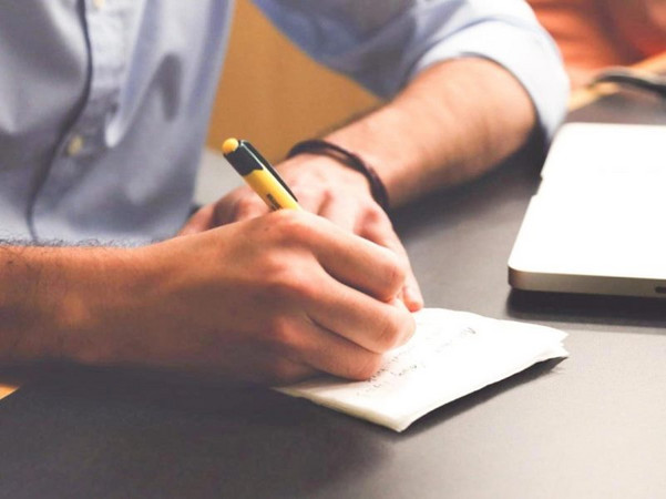 Khi làm bài thi phần nghe, bạn nên ghi chú nhanh các từ khóa khi nghe để dễ so sánh thông tin