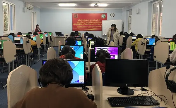Lệ phí thi HSK trên máy tính dao động từ 430.000 VNĐ đến 1.300.000 VNĐ, tùy vào cấp độ thi và đơn vị tổ chức tại Việt Nam