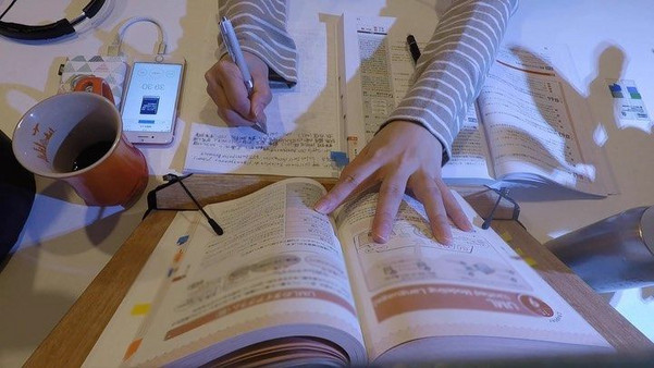 Học HSK 4 mất khoảng 1,2 - 23 triệu đồng, tuỳ vào khoá học, tài liệu và các chi phí phát sinh
